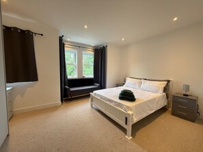3 bedrooms, iron/ironing board, WiFi, bed sheets - Perfect London Base – Spacious and Elegant 3-Bedroom Home in Walthamstow (London)