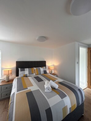 2 bedrooms, iron/ironing board, Internet, bed sheets