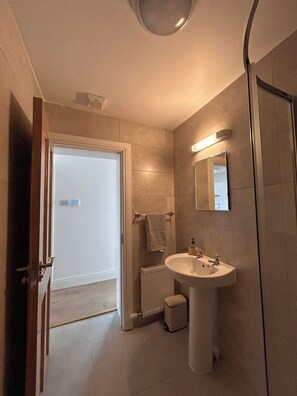 Dusche, Haartrockner, Bidet, Handtücher
