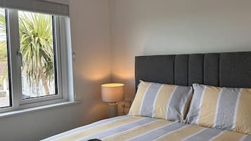 2 bedrooms, iron/ironing board, internet, bed sheets