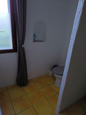 Douche, sèche-cheveux, serviettes fournies, papier toilette