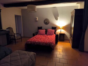 مكواة/لوح كي وخدمة الإنترنت وملاءات أسرّة