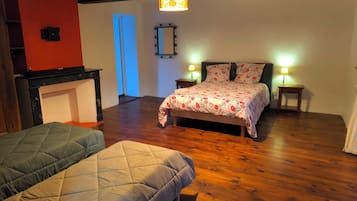 4 bedrooms, iron/ironing board, Internet, bed sheets