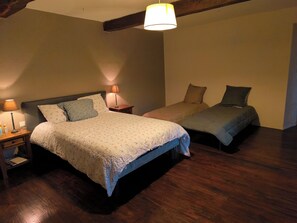 4 chambres, fer et planche à repasser, accès Internet, draps fournis