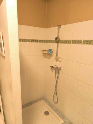 Douche, sèche-cheveux, serviettes fournies, papier toilette