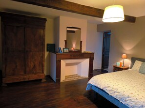 4 chambres, fer et planche à repasser, accès Internet, draps fournis