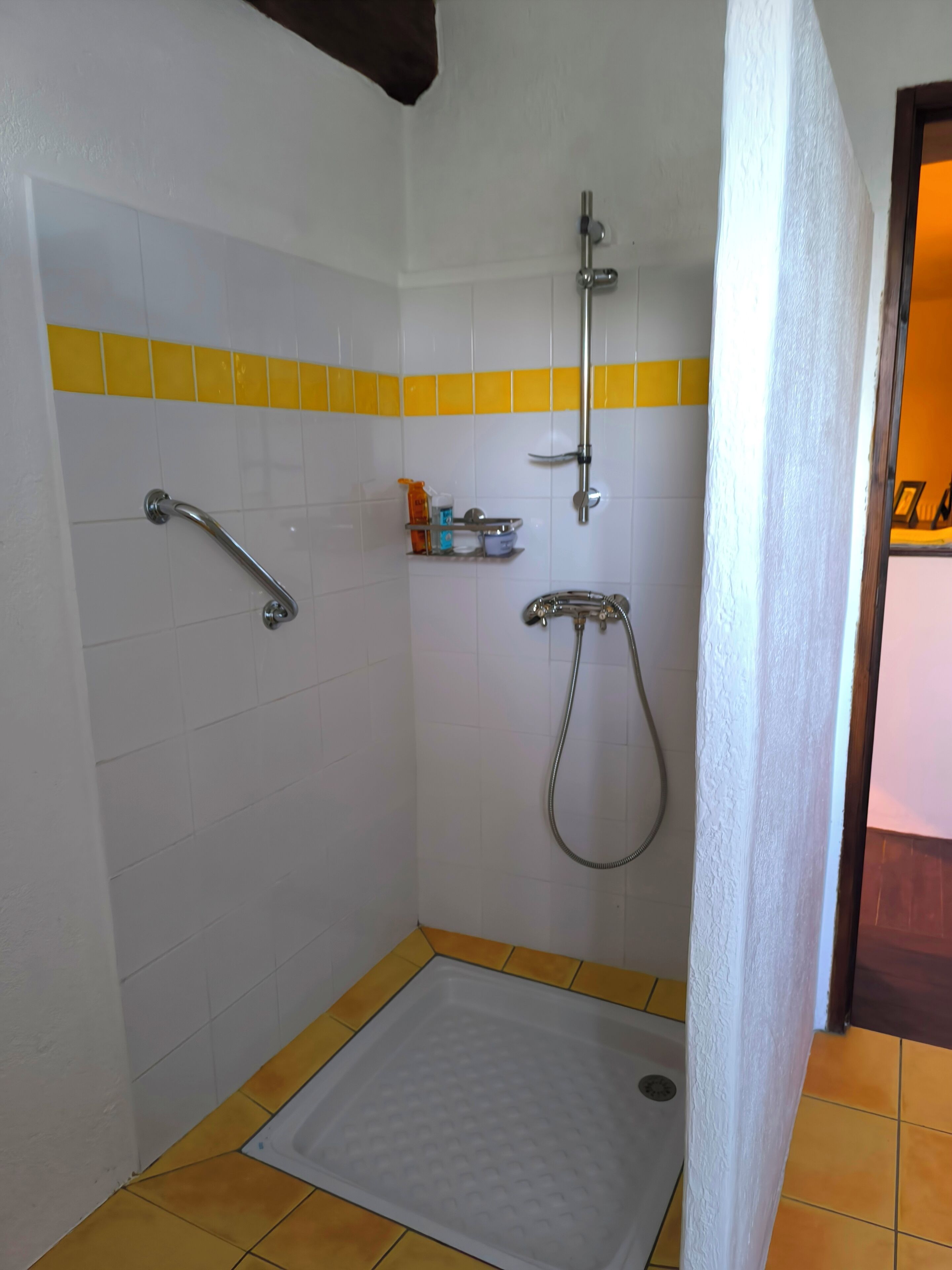 Douche, sèche-cheveux, serviettes fournies, papier toilette