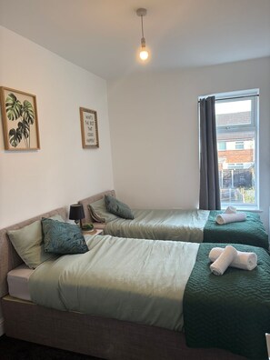 4 bedrooms, WiFi, bed sheets - Large 4 Bed Retreat in Central Boston (Boston)