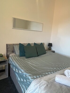 4 bedrooms, WiFi, bed sheets - Large 4 Bed Retreat in Central Boston (Boston)