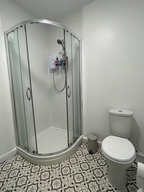 Shower, hair dryer, towels, soap - Large 4 Bed Retreat in Central Boston (Boston)