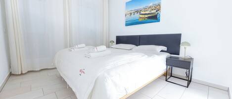 1 Schlafzimmer, Schreibtisch, Bügeleisen/Bügelbrett, Reisekinderbett