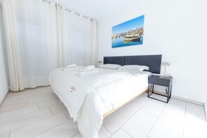 1 chambre, bureau, fer et planche à repasser, lit parapluie