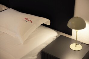 1 chambre, bureau, fer et planche à repasser, lit de bébé portatif