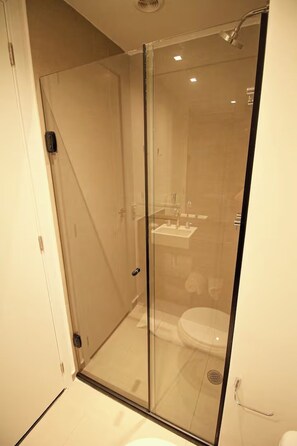 Kostenlose Toilettenartikel, Haartrockner, Handtücher, Seife