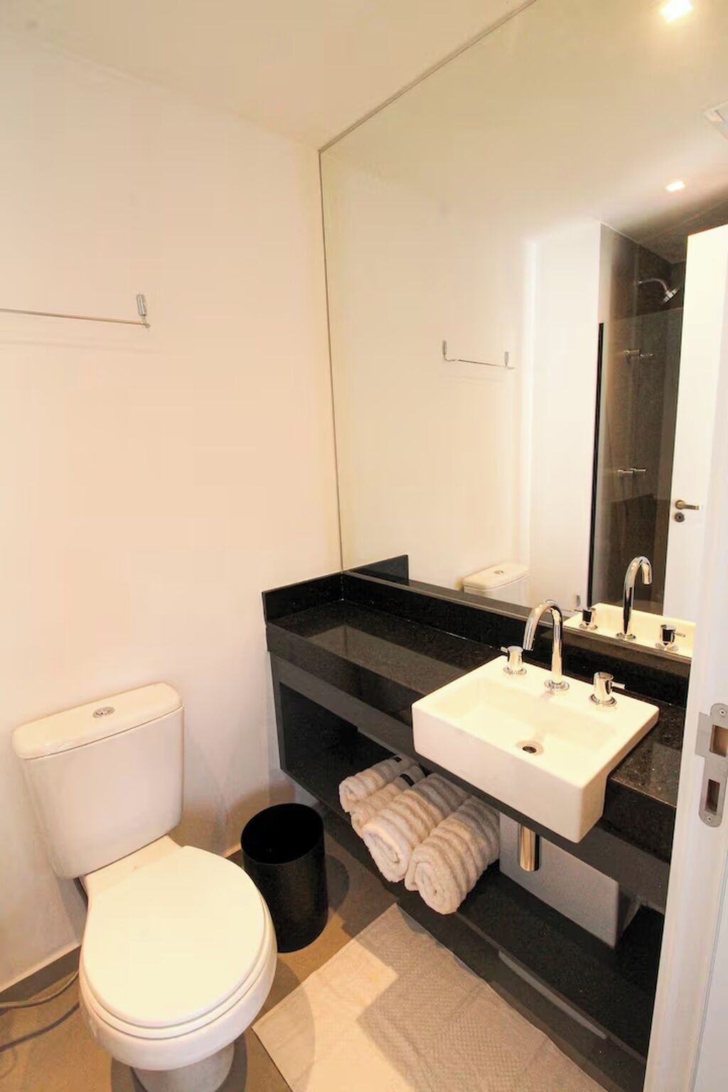 Articles de toilette gratuits, sèche-cheveux, serviettes fournies, savon