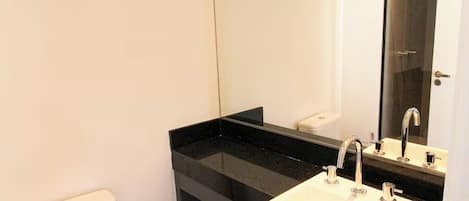 Kostenlose Toilettenartikel, Haartrockner, Handtücher, Seife
