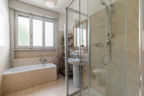 Douche, sèche-cheveux, bidet, serviettes fournies