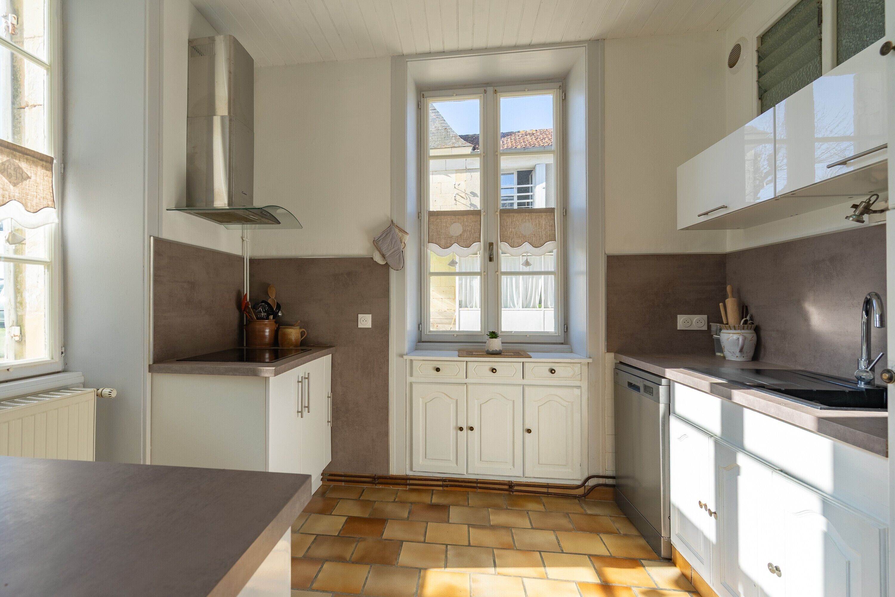 冷蔵庫、電子レンジ、オーブン、コンロ