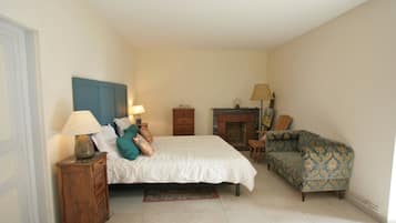 Tabla de planchar con plancha, wifi, ropa de cama