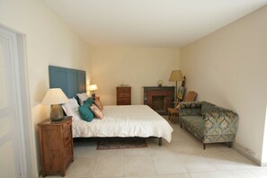 Iron/ironing board, WiFi, bed sheets - Charming Family Home in Charente-Maritime, Near Atlantic Coast (Boutenac Touvent)