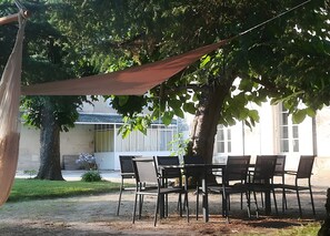 Outdoor dining - Charming Family Home in Charente-Maritime, Near Atlantic Coast (Boutenac Touvent)