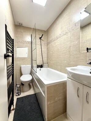 Hair dryer, towels, soap, toilet paper - Charming 1-Bedroom Apartment in Paddington (London)