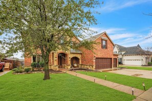 Exterior - New luxury home in The Bluffs at Heritage, Fort Worth. 5 bedrooms, 4.5 baths, theater room, office spaces, skyline balcony views, gourmet kitchen, and resort-style community amenities. Ideal for families and extended stays. (Fort Worth)