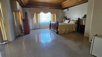 8 bedrooms, iron/ironing board, WiFi, bed sheets