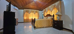 Iron/ironing board, WiFi, bed sheets - Elegant 8 Bedroom Villa in Peaceful Ingleside. Perfect for Families & Groups. (Mandeville)