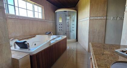 Living Pretty - Elegant 8 Bedroom Villa in Peaceful Ingleside, Mandeville.