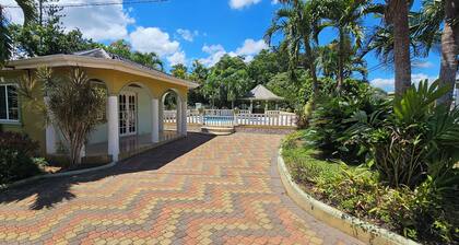 Living Pretty - Elegant 8 Bedroom Villa in Peaceful Ingleside, Mandeville.