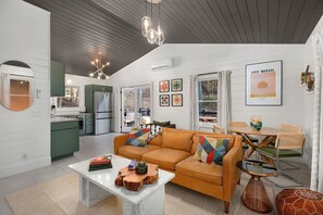 Smart TV - 706 On The Creek - Mid-century modern-inspired vibe - Blue Ridge, GA (Blue Ridge)