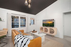Smart TV - 706 On The Creek - Mid-century modern-inspired vibe - Blue Ridge, GA (Blue Ridge)