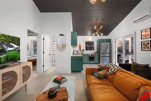 Smart TV - 706 On The Creek - Mid-century modern-inspired vibe - Blue Ridge, GA (Blue Ridge)
