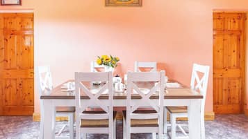 House, 2 Bedrooms, Smoking, Balcony | Dining room