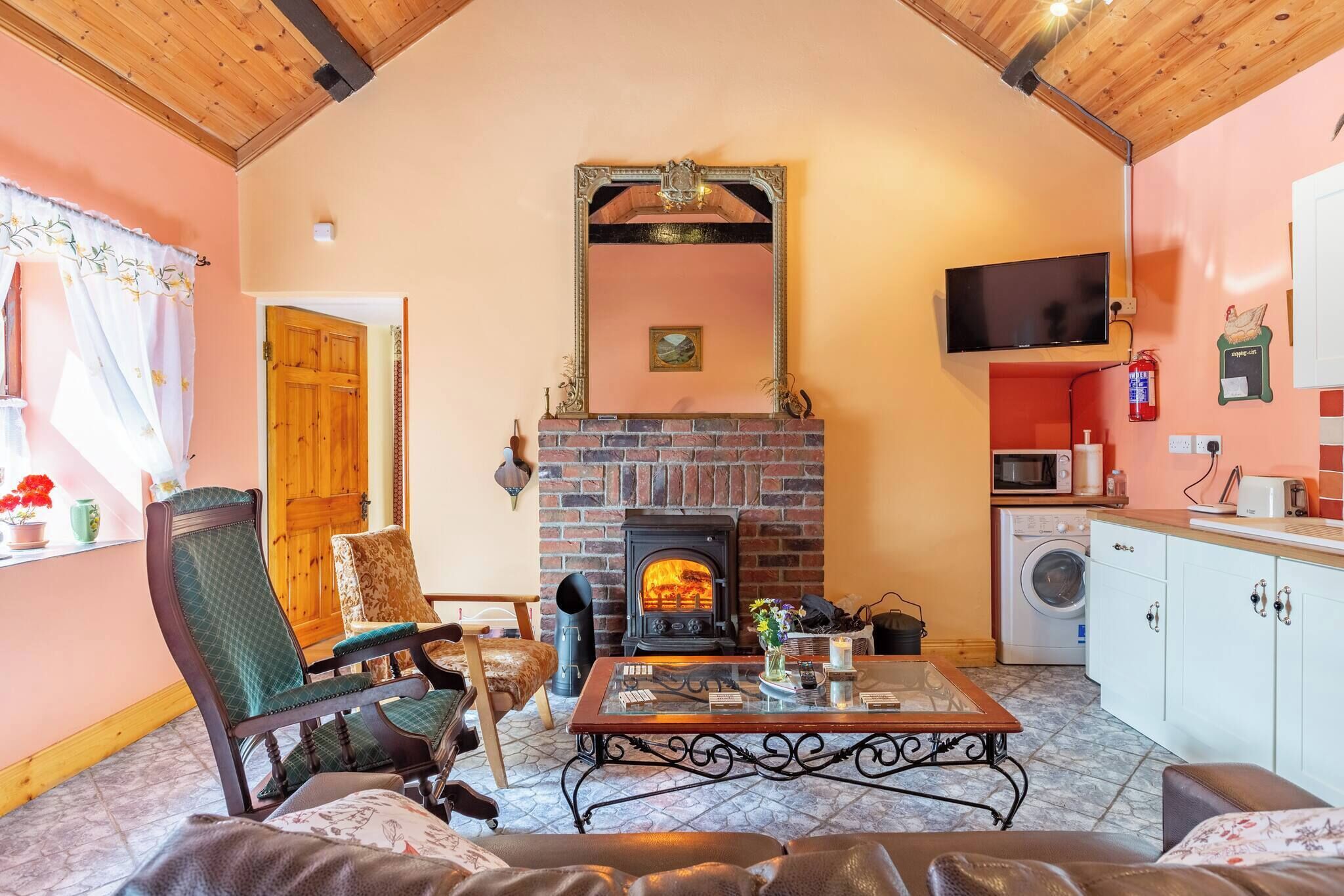 House, 2 Bedrooms, Smoking, Balcony | Living area