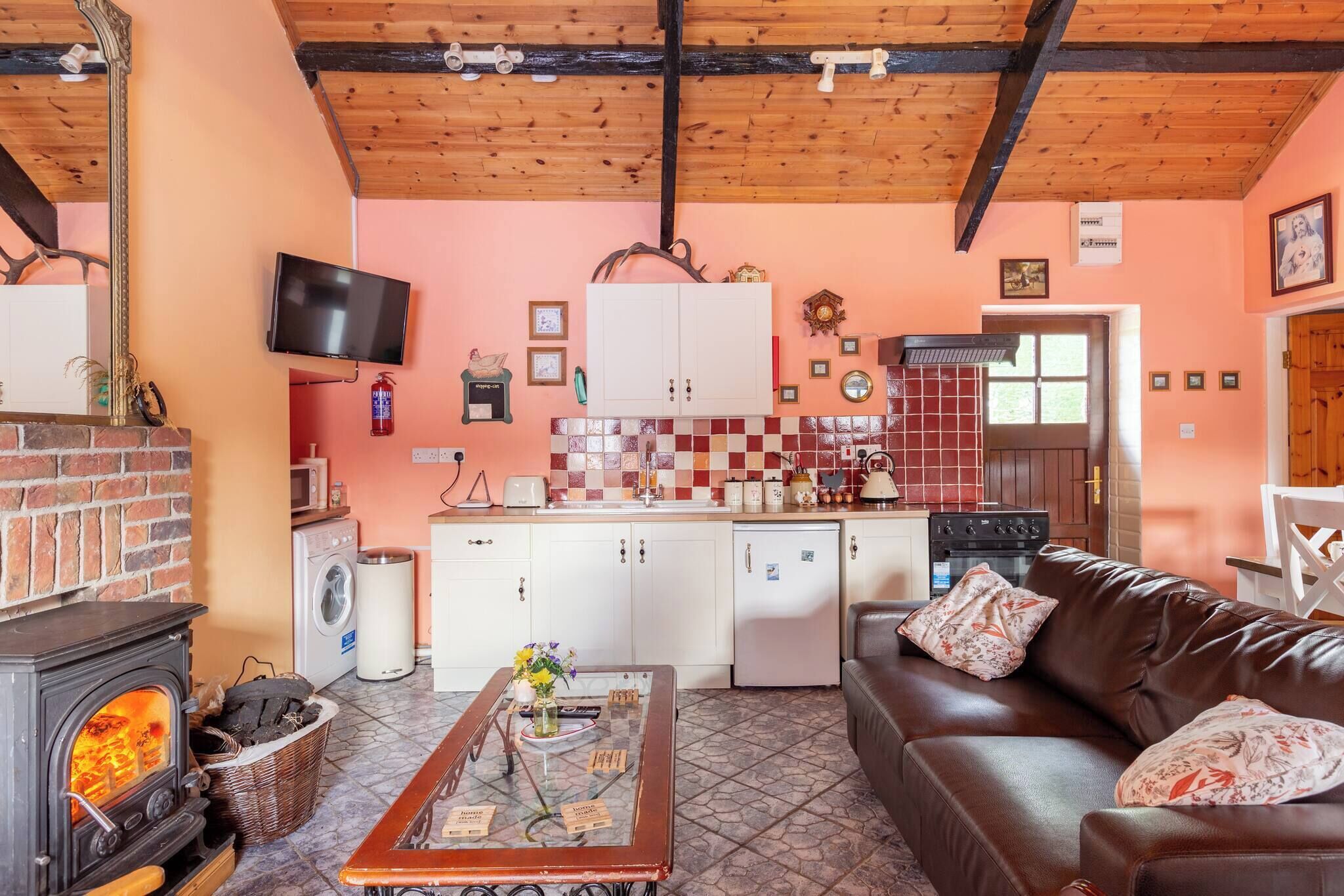 House, 2 Bedrooms, Smoking, Balcony | Living room