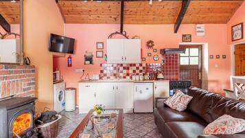 House, 2 Bedrooms, Smoking, Balcony | Living room