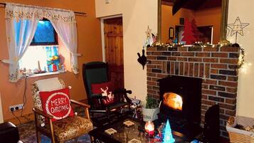 House, 2 Bedrooms, Smoking, Balcony | Living room