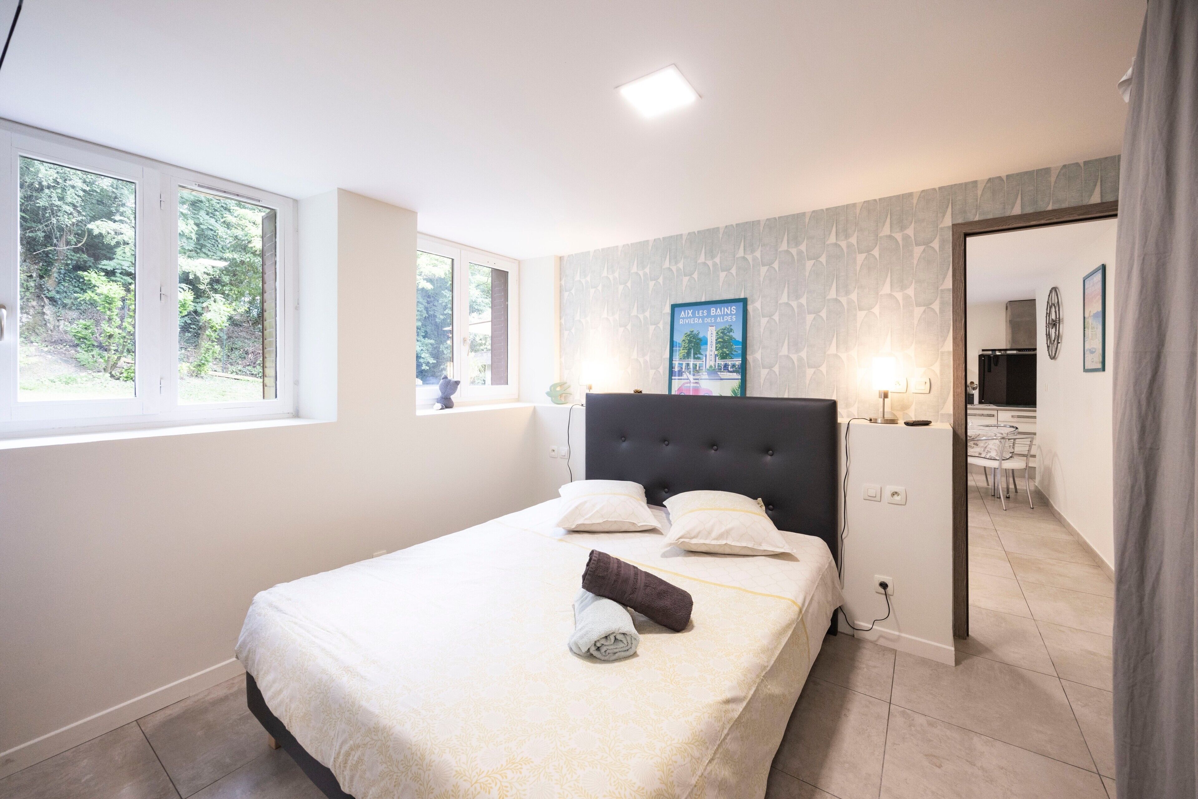 Tabla de planchar con plancha, wifi, ropa de cama