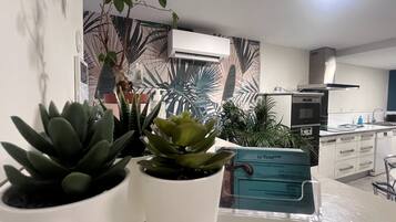 Geladeira, micro-ondas, fogão, cooktop