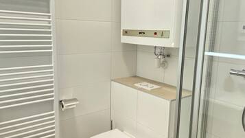 Club-Apartment | Badezimmer | Dusche, Haartrockner, Fußbodenheizung (Badezimmer), Handtücher