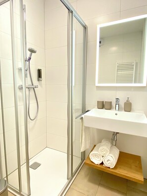 Basic Apartment | Bathroom | Shower, hair dryer, heated floors, towels - Grimming View I  (Tauplitz)