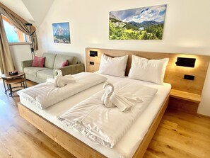 Departamento Confort | Caja de seguridad en la habitación y decoración personalizada 