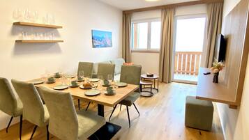 Deluxe appartement, balkon, uitzicht op bergen | Dineren