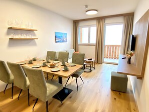 Deluxe appartement, balkon, uitzicht op bergen | Dineren