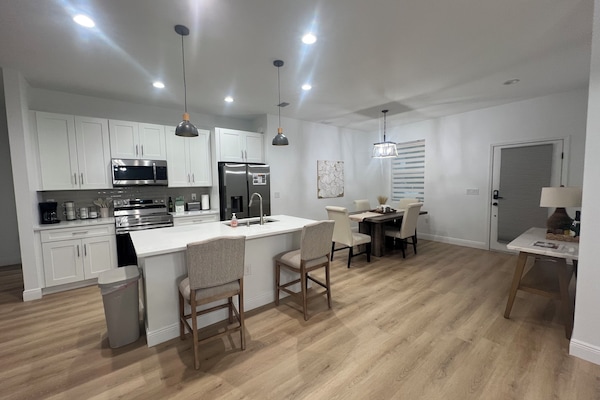 Mikrovågsugn, ugn, diskmaskin och kaffe- och tebryggare