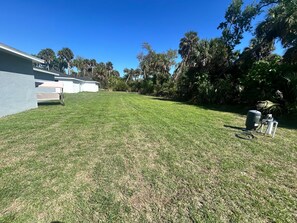 Property grounds - Modern and Spacious House in Port Charlotte Ideal for Families. (Port Charlotte)