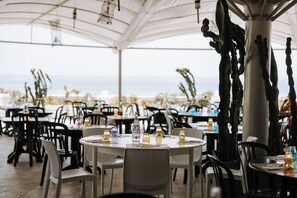 Outdoor dining - Nicolaus Club Fontane Bianche (Fontane Bianche)