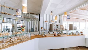 Mostrador de panadería con pasteles, frascos y adornos.